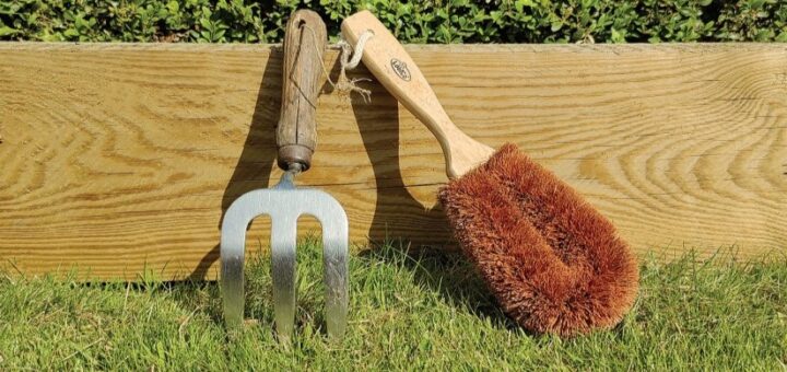 LoofCo gardeners brush on some grass