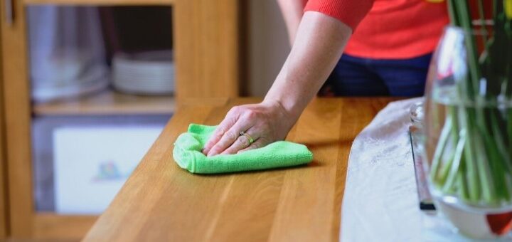 A person using a Greener Cleaner all purpose cloth